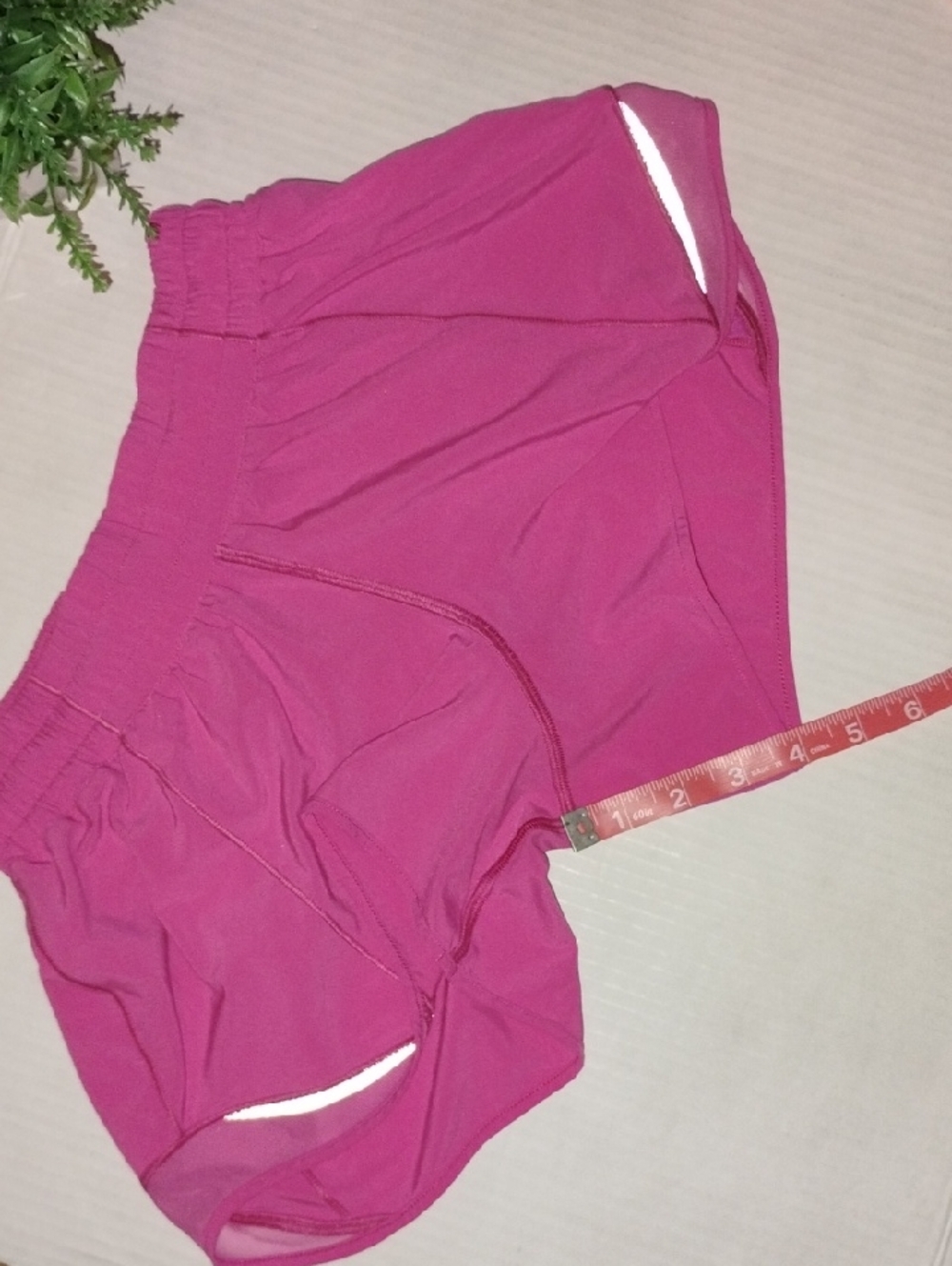 lululemon athletica Sonic Pink Hotty Hot Shorts. Women's size 4. - Picture 5 of 11